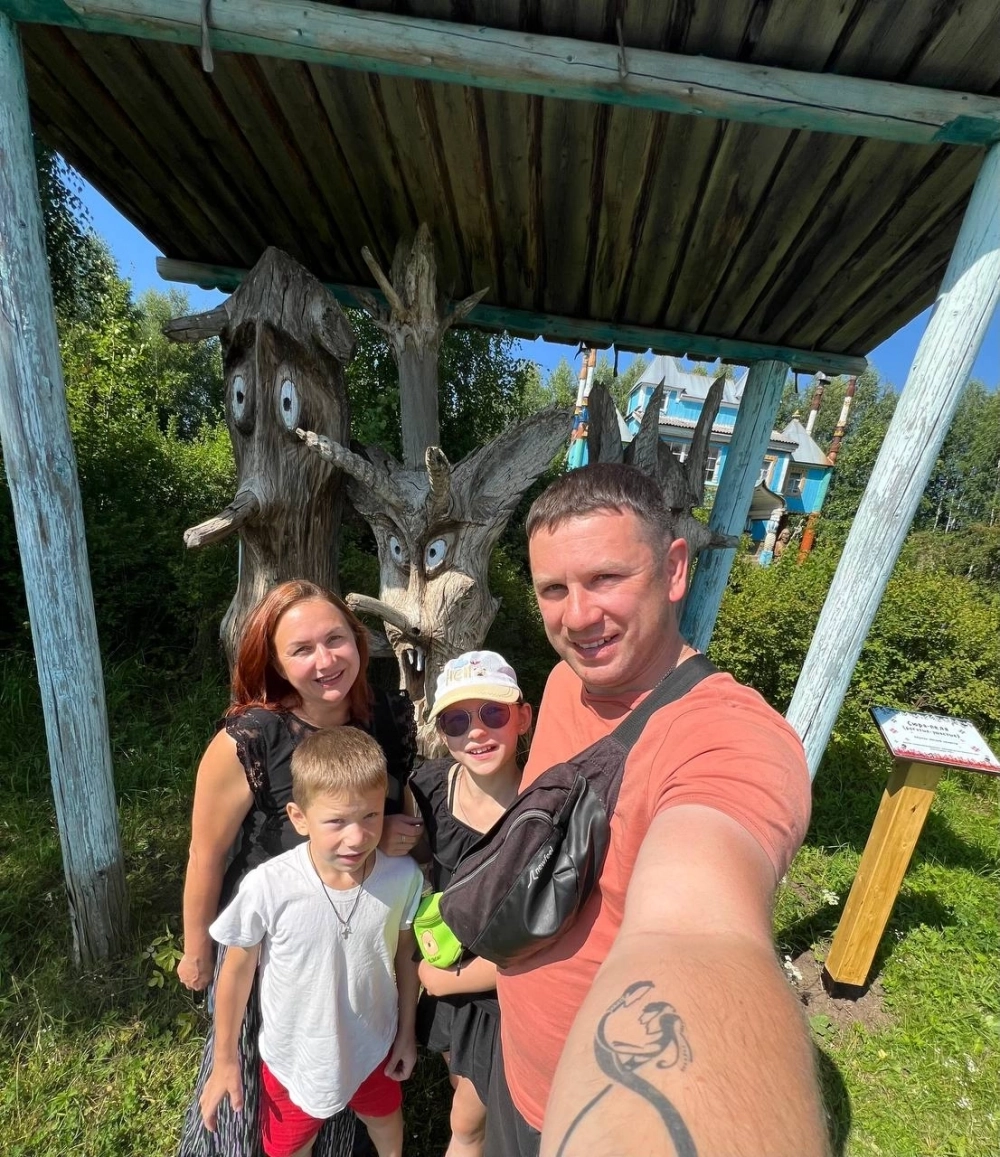 Семья часто бывает в Коми округе в полном составе.