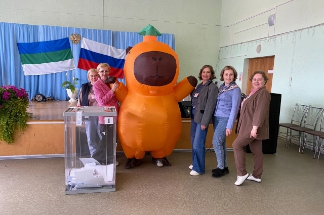 Некоторые избиратели пришли в театрализованных костюмах. 