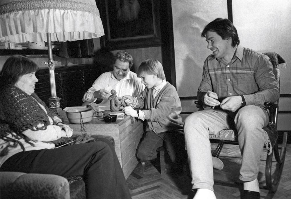 Семья Александра Рукавишникова: Ангелина Николаевна Филиппова, отец-скульптор Иулиан Митрофанович Рукавишников и сын Филипп.