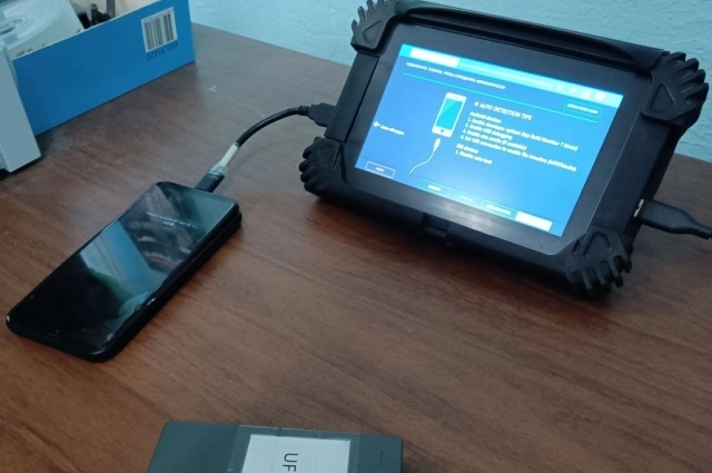 Сам UFED немногим больше мобильного телефона.