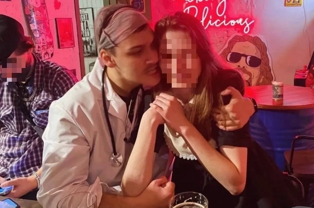 Данил Баталов отмечает Хеллоуин в баре.