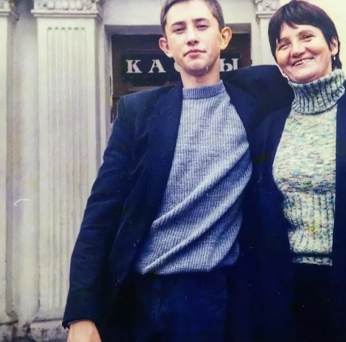 Павел Прилучный с мамой.