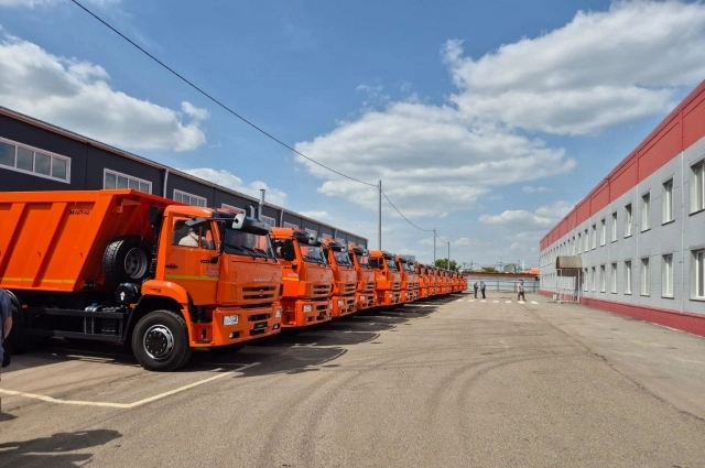 Управление дорожного хозяйства значительно обновило парк техники, получив, в том числе, 20 новых самосвалов КамАЗ на областную субсидию в 150 млн руб.