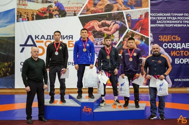 Егор Явловский стал вторым в Красноярске ( крайний слева на пьедестале).