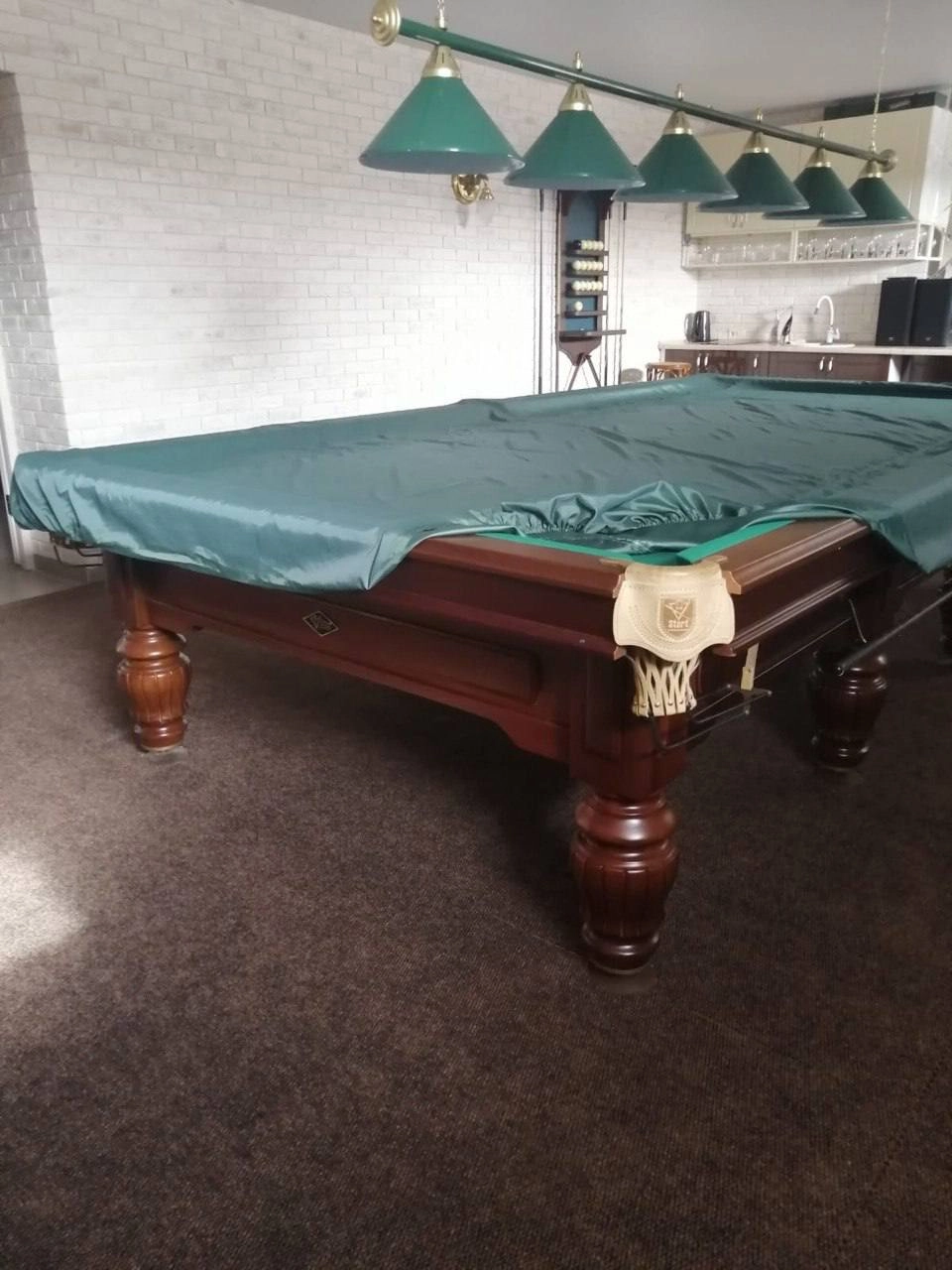 Тот самый шикарный бильярдный стол, стоимость полмиллиона.