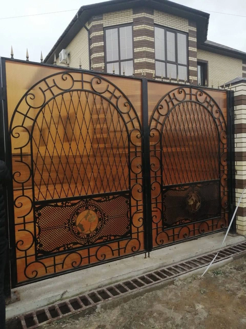 Удивительной красоты забор у дома Константина Книса.