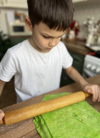 Детям нравится, что пельмени имеют яркий цвет, поэтому они с удовольствием участвуют в процессе приготовления