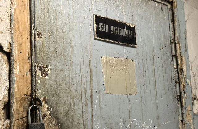 Так выглядят коридоры и двери домов маневренного фонда.