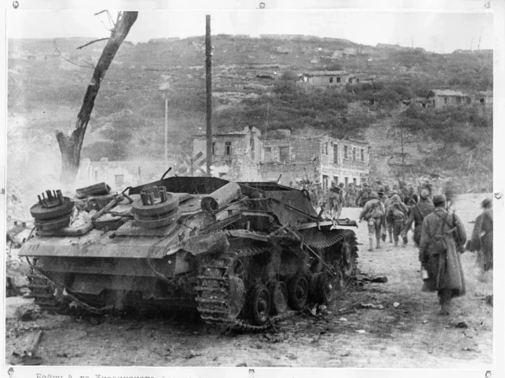  Советские войска входят в Севастополь, май 1944 г. 