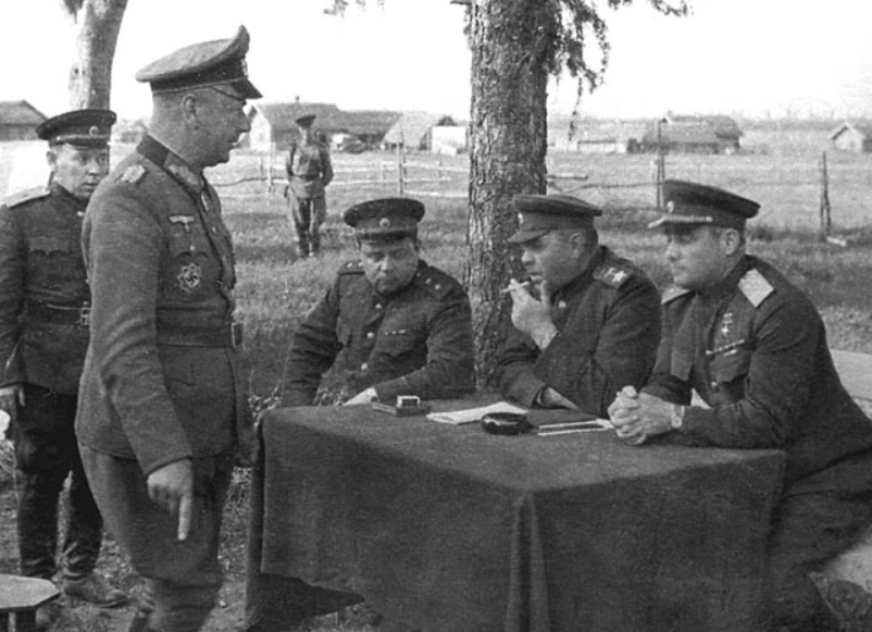 А. М. Василевский (второй справа) и И. Д. Черняховский (справа) принимают капитуляцию генерал-лейтенанта Альфонса Алоиса Хиттера. Витебск, 28 июня 1944 года.