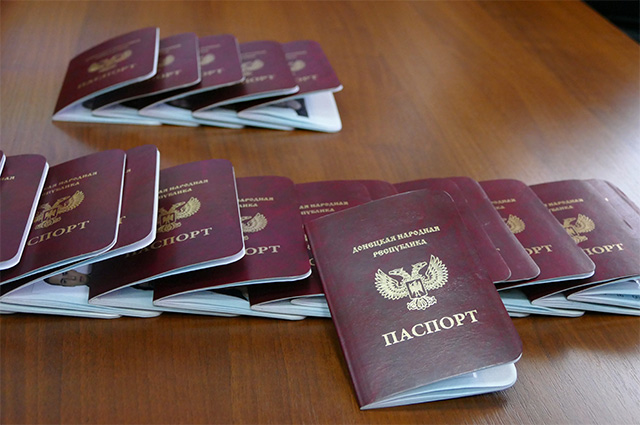 Паспорта граждан Донецкой народной республики, которые начали выдавать в Донецке.