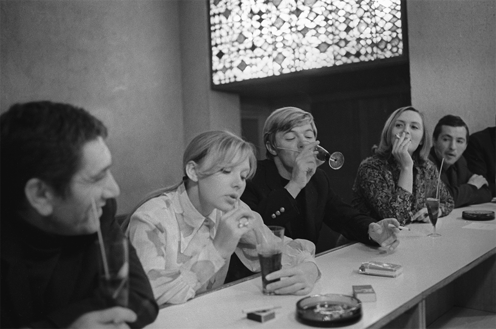 Актеры Армен Джигарханян, Людмила Савельева, Александр Збруев (слева направо) отдыхают в кафе в перерыве между съемками фильма 