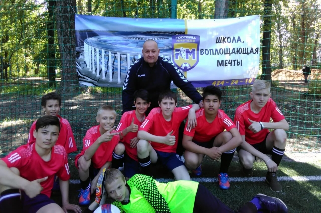 Борис Жданов (второй справа) - лидер и капитан команды школы-интерната 8.