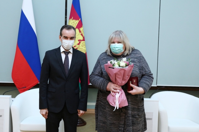 В День печати губернатор Краснодарского края вручил Елене Иовлевой медаль 