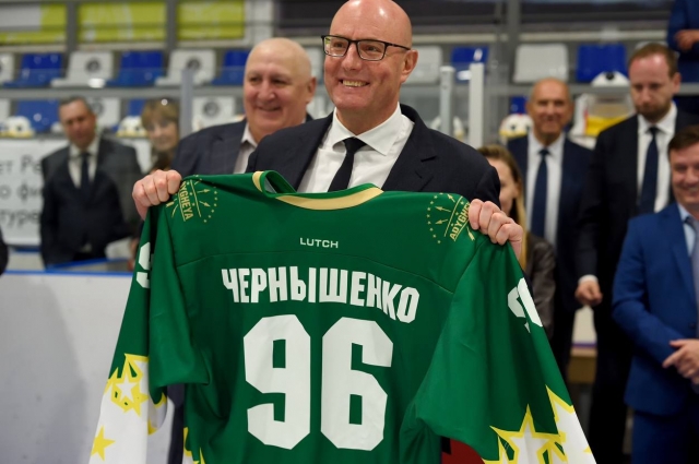 Д. Чернышенко подарили именной хоккейный свитер.