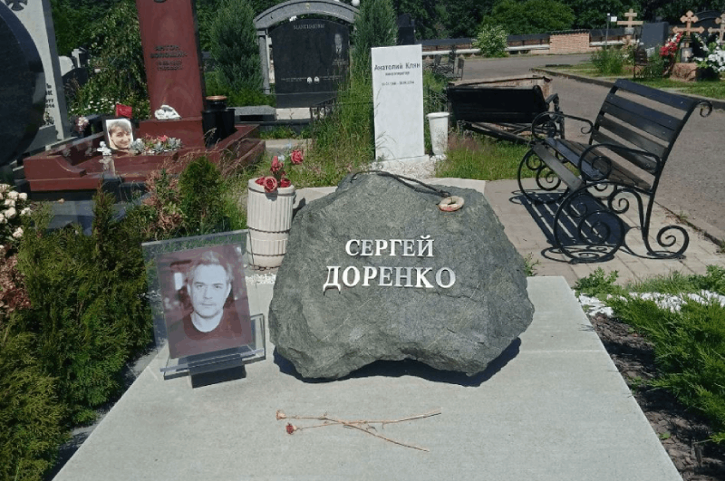 С кем рядом похоронен ширвиндт. Могила Шатунова. Похоронные фото знаменитостей. Фото могилы. Могила Шатунова рядом.