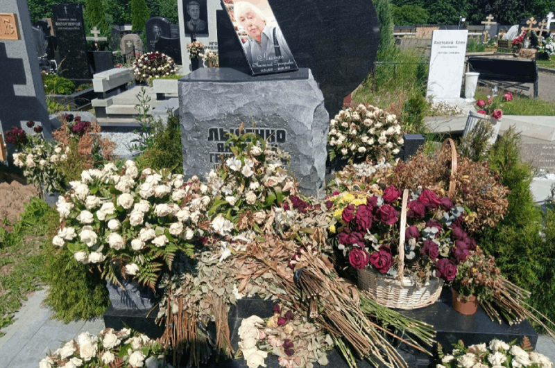 Рядом с кем похоронили ширвиндта. Могила Шатунова. Могила Евтушенко.