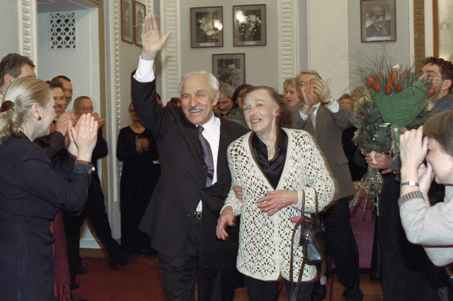 Народный артист СССР Михаил Ульянов с супругой Аллой Парфаньяк во время празднования своего юбилея.