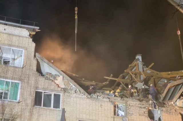 Спасатели разбирают завалы повреждённого дома в Чите