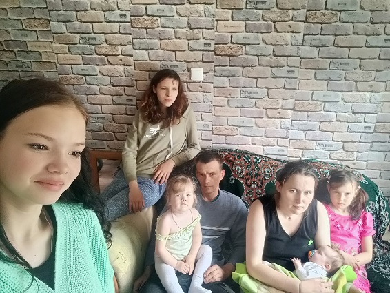 Андрей и Зинаида воспитывают пятерых дочерей 