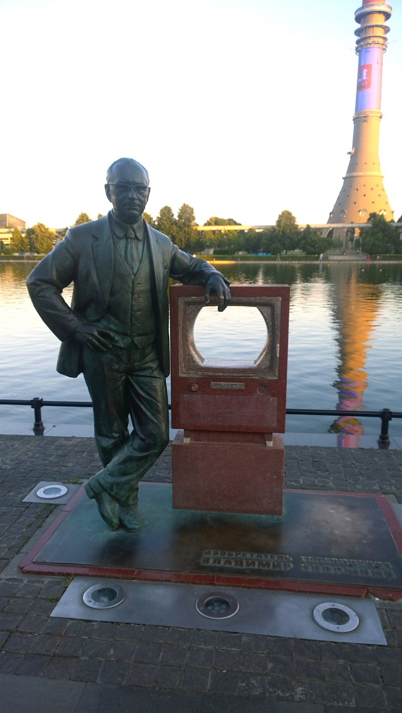  Памятник Владимиру Зворыкину в Москве на берегу Останкинского пруда.
