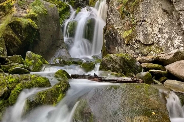 Жигаланские водопады завораживают своей красотой.