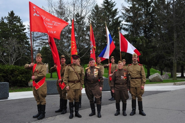 Члены военно-исторического клуба «191-я стрелковая дивизия» (Торонто) с ветеранами ВОВ. 