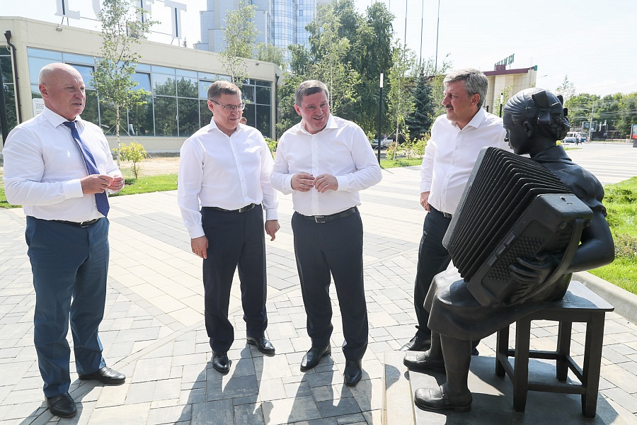 Памятник юной Пахмутовой В Волгограде показывают всем гостям. 
