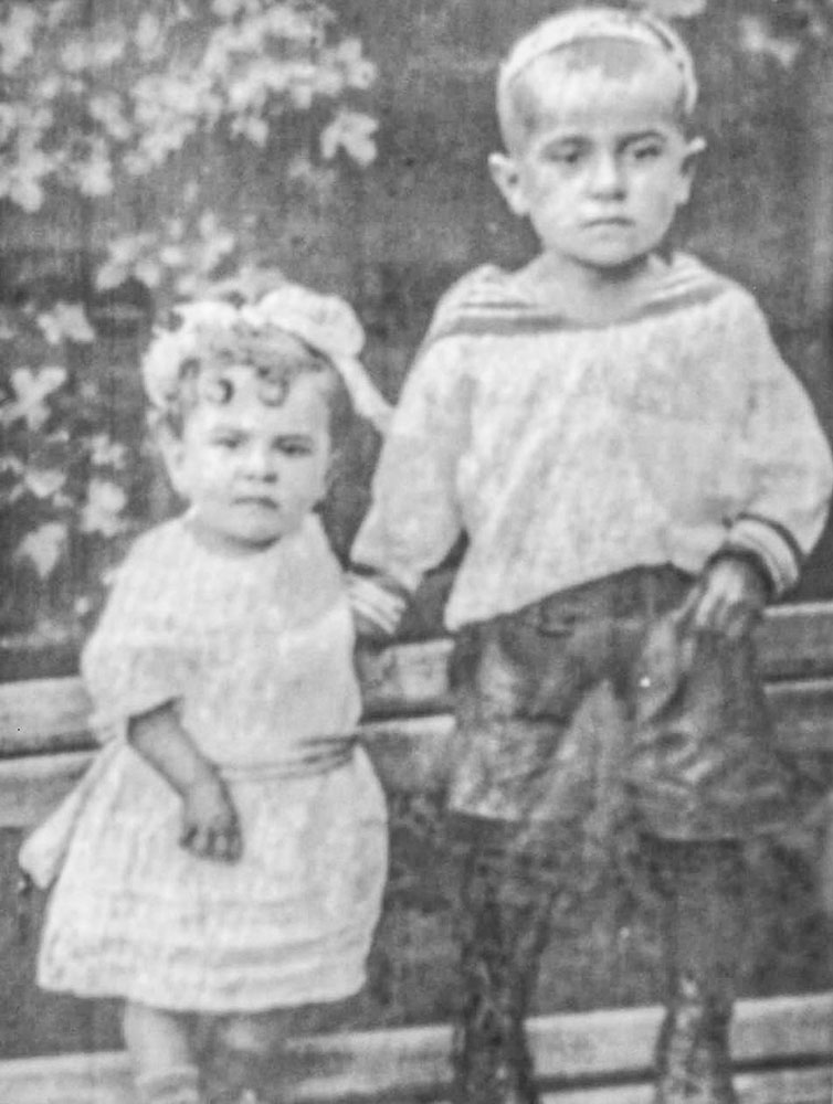 Аметхан Султан с сестрой Фатимой.