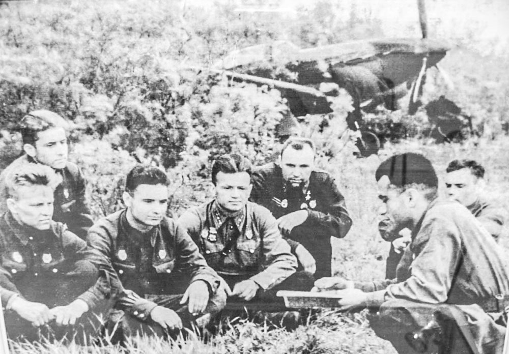 Разбор полётов эскадрильи проводит Аметхан Султан (крайний справа).  Елец, 1942 г.