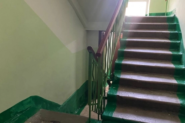 В подъезде должно быть правильное освещение, герметичные окна и двери.