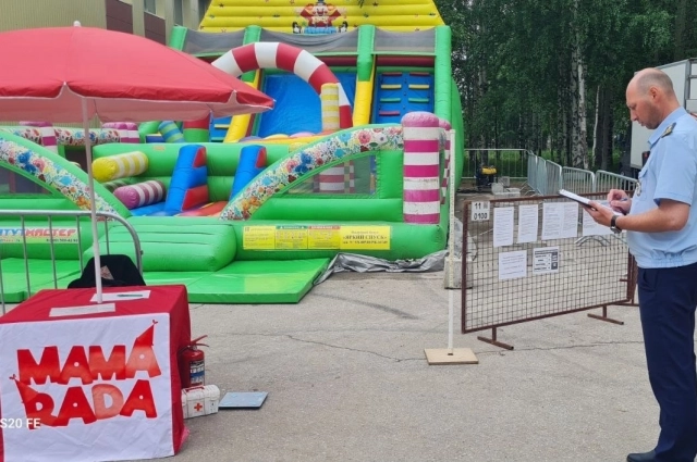 При отдыхе на аттракционах нужно соблюдать меры безопасности.