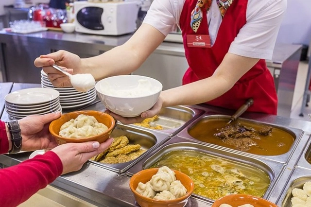 Первоначально в Telegram-каналах появилось предположение о пищевом отравлении — якобы в столовой использовали некачественные продукты.