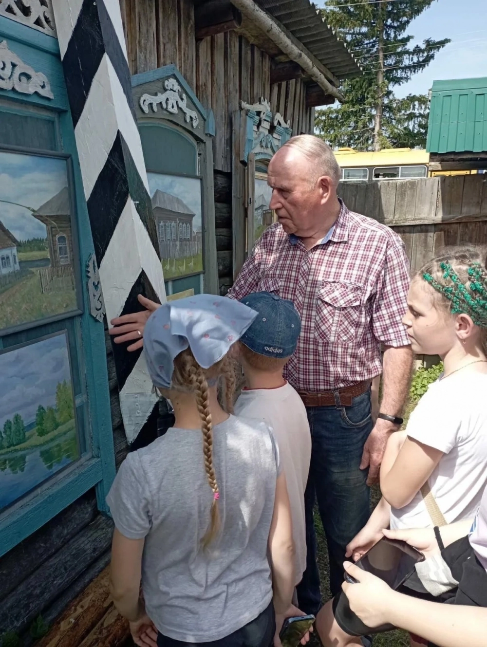 Кроме живописи Алексей Завьялов с юных лет поёт и играет на баяне.