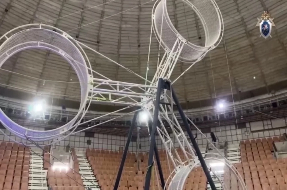 Тот самый снаряд, с которого сорвалась гимнастка. 