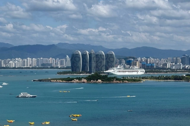 Вид на залив в городе Санья.