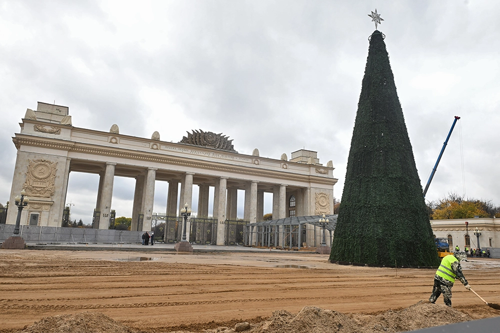 Установка новогодней елки около входа в Центральный парк культуры и отдыха имени М. Горького в Москве.