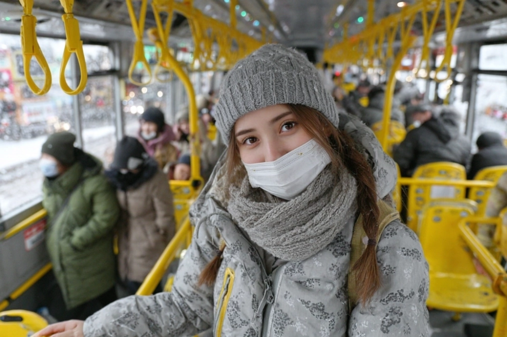 В общественном транспорте нужно носить маску.