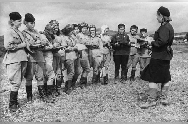 Заместитель командира 46-го гвардейского НБАП С. Амосова ставит боевую задачу.