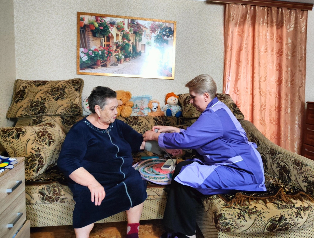 Пожилым помогают и в бытовых хлопотах.