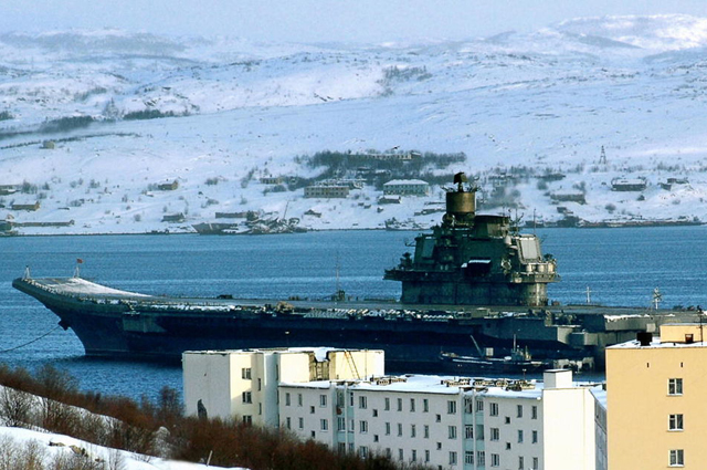 Авианосец «Адмирал Кузнецов» на «бочке» в Североморске.