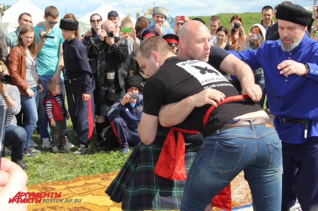 Бой шотландского горца и русского казака на поясах стал главным событием этнического праздника на Дону.