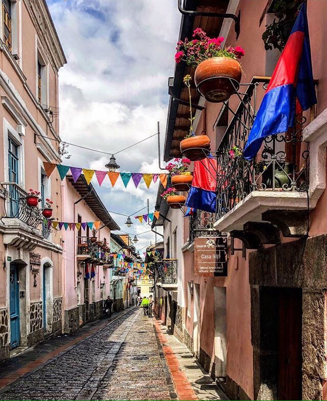 Камила не забывает родную столицу Кито, которая в 1978 году была внесена в список Всемирного культурного наследия ЮНЕСКО. 