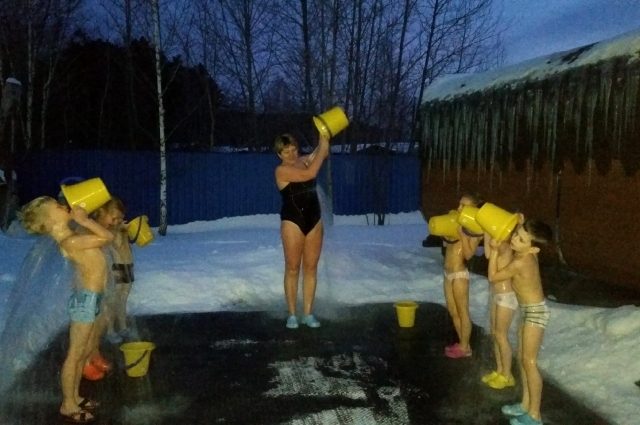 Закаливание полезно даже детям.