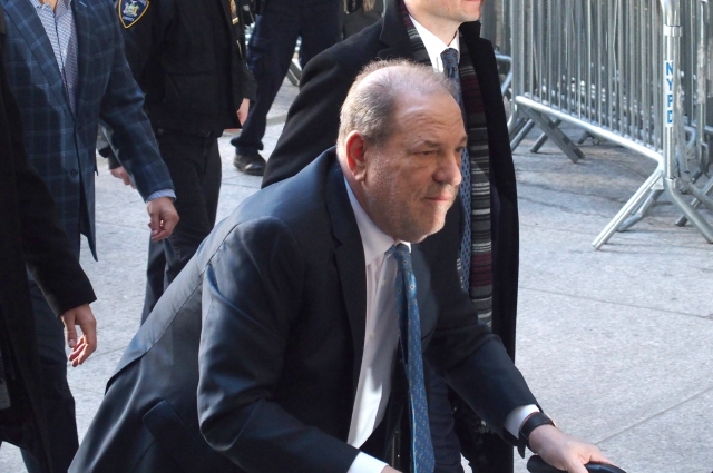 Харви Вайнштейн прибывает в Уголовный суд Манхэттена, чтобы дождаться приговора по делу об изнасиловании. 2020 г.