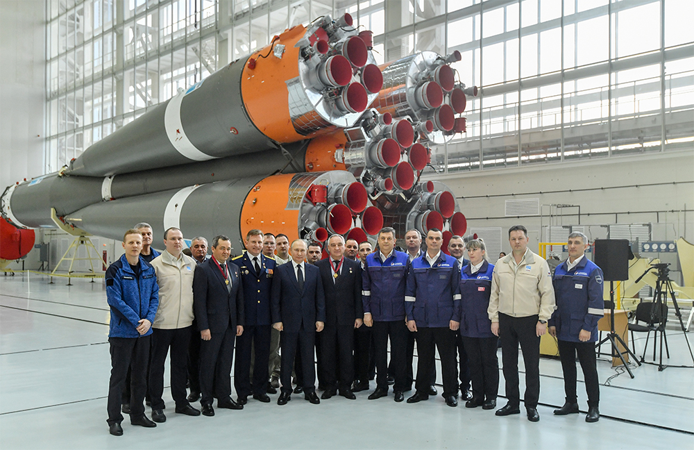 12 апреля 2022. Президент РФ Владимир Путин фотографируется с работниками космодрома Восточный в сборочном цехе ракеты-носителя. 