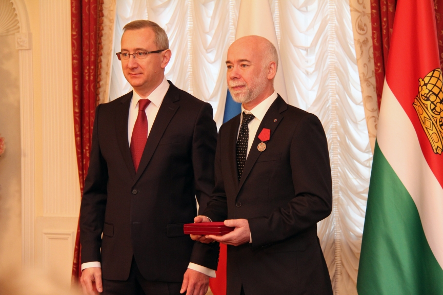  Губернатор Калужской области Владислав Шапша вручил Юрию Вмноградову государственную награду.