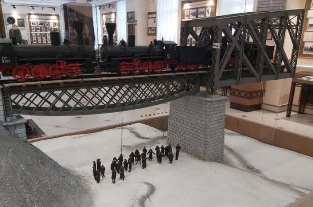 Диорама «Транссиб. История моста через Иртыш» есть в Музее железнодорожников в Омске.