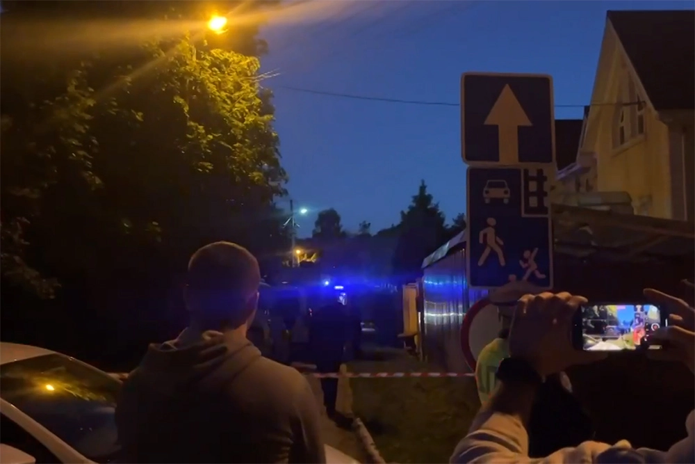 Сбитый ПВО беспилотник упал в Балашихе на частный дом, оцепление недалеко от упавшего БПЛА