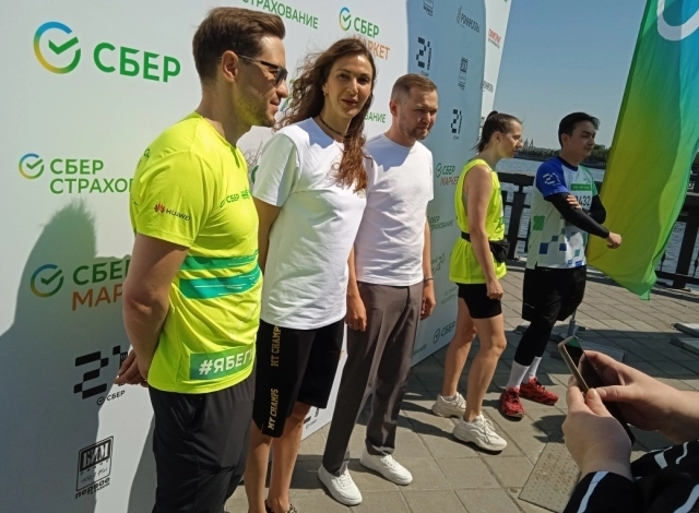 Руслан Салимов (слева), Яна Мартынова, Алмаз Хусаинов напутствуют марафонцев.
